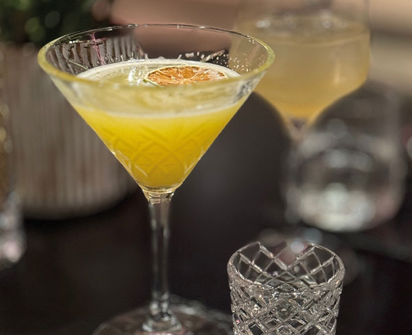 Ein gelber, spritziger Cocktail im Glas.